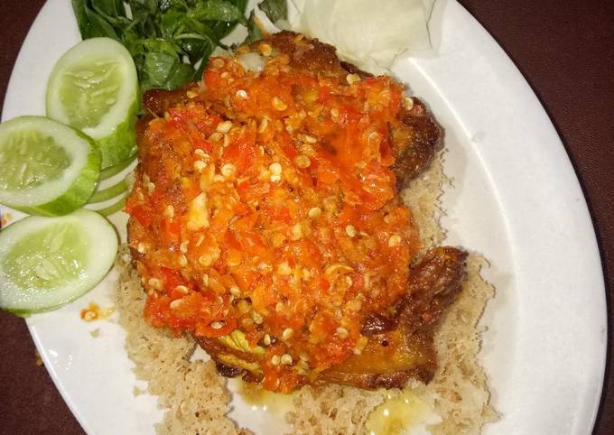 Ayam Penyet Kremes dgn Sambal Korek