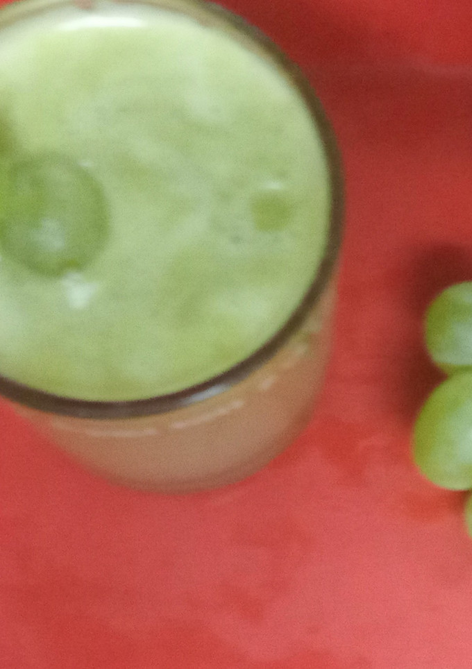 લીલી દ્રાક્ષ નો જ્યુસ (Green Grapes Juice Recipe In Gujarati) રેસીપી મુખ્ય ફોટો