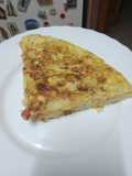 Tortilla de papas con cebolla sofrita y chorizo