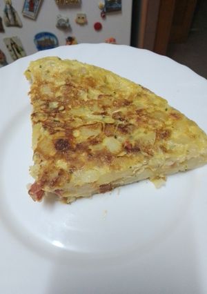 Una foto de Tortilla de papas con cebolla sofrita y chorizo