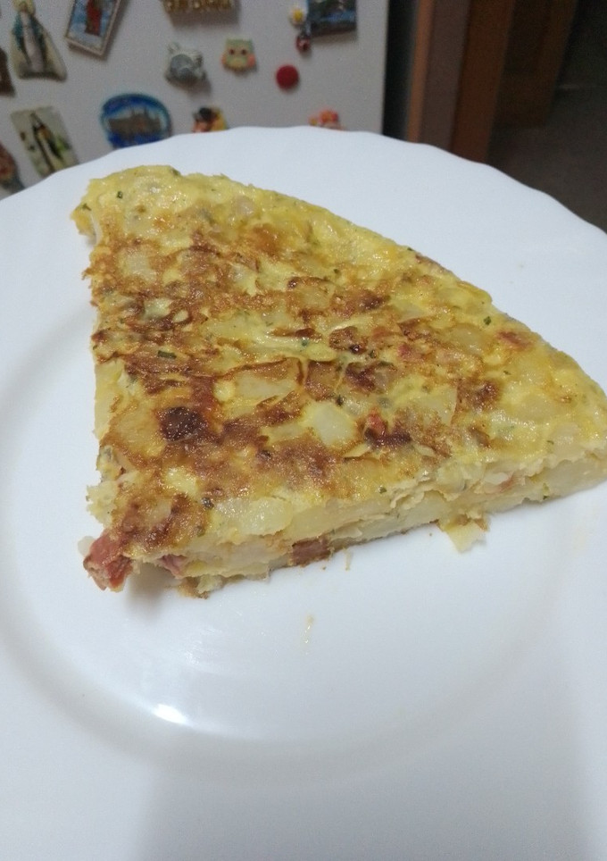 Una foto de Tortilla de papas con cebolla sofrita y chorizo