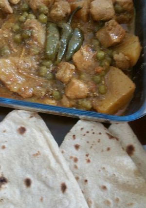 A picture of Chicken Aaloo mater with roti.
