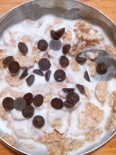 Una foto de Recetas fáciles yogur con cereales y gotas de chocolate