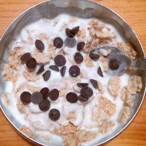 Recetas fáciles yogur con cereales y gotas de chocolate