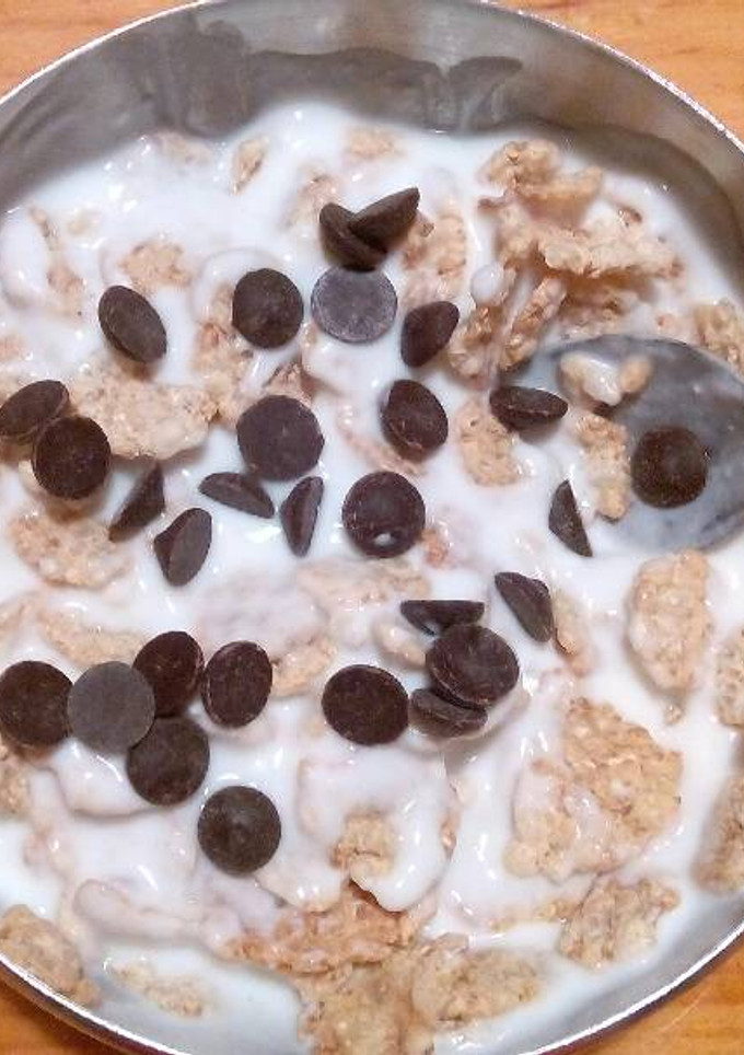 Una foto de Recetas fáciles yogur con cereales y gotas de chocolate