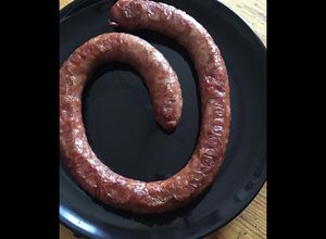 Une photo de Saucisse de Toulouse au couteau à l huile de truffe