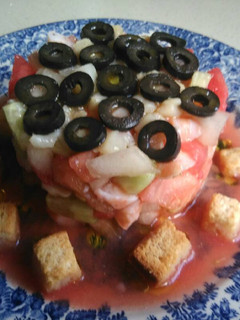 Una foto de Nido de frutas con gambas
