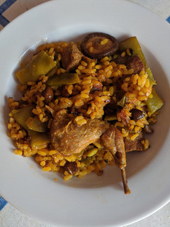 Una foto de Arroz con codornices, pato y setas
