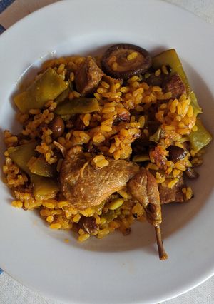 Una foto de Arroz con codornices, pato y setas