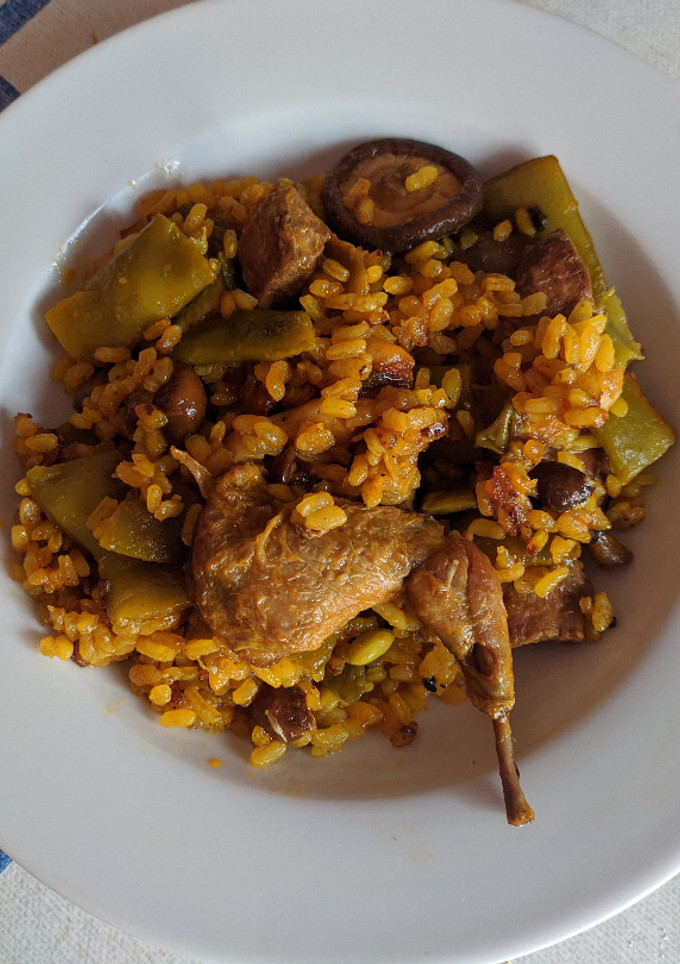 Una foto de Arroz con codornices, pato y setas