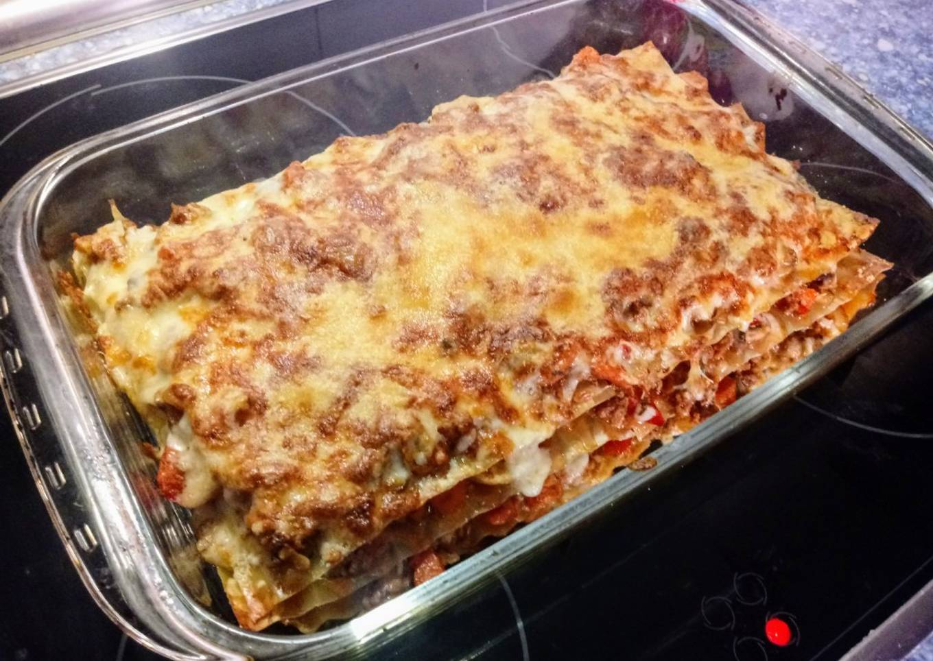 Lasaña boloñesa con champiñones, con mucho queso