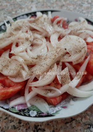 Une photo de Salade tomate oignon 🍅🧅