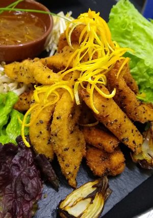 Una foto de Goujonnettes con sésamo y salsa de cítricos