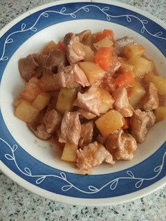 Una foto de Estofado de cerdo con papas y zanahorias