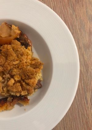 Une photo de Crumble aux pommes, bananes & canelle