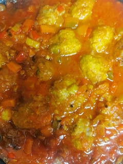 Una foto de Albóndigas en salsa de tomate con verduras