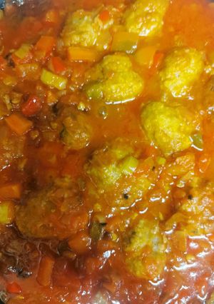Una foto de Albóndigas en salsa de tomate con verduras