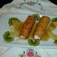 Canutillos fritos rellenos de nata con fruta de la pasión, piña y salsa de naranja
