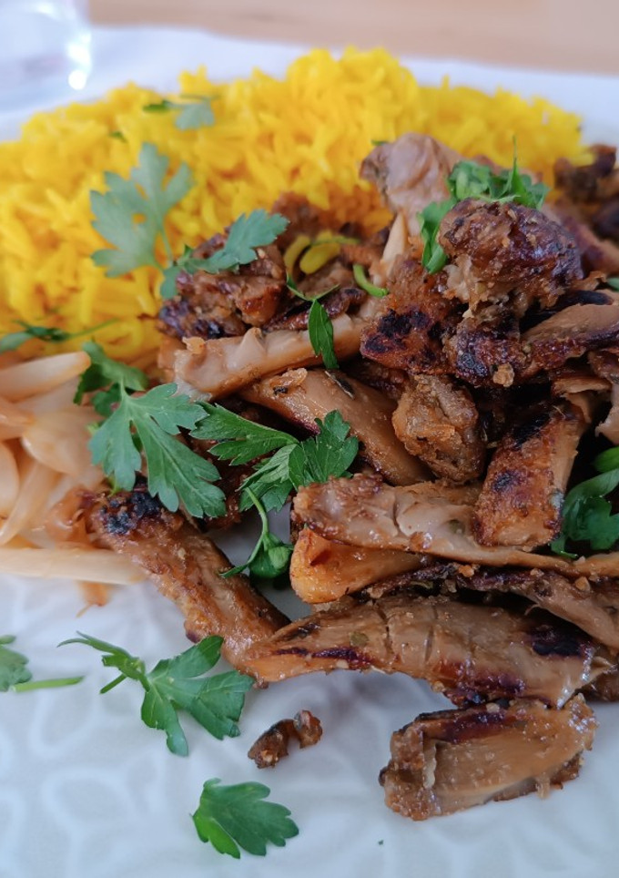 Una foto de Shawarma vegetariano de setas
