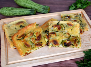 Foto di SCHIACCIATA DI ZUCCHINE (RICETTA VELOCE)
