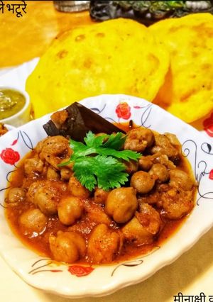 A picture of Chole Bhature.