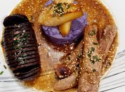 Une photo de plat salé avec miel