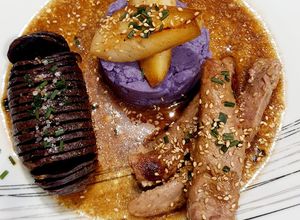 Une photo de Aiguillettes de canard au miel, vinaigre balsamique et sésame, Vitelotte en éventail et en purée