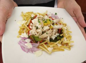 Una foto de Ensalada de pollo y fosforitos