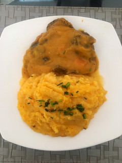Una foto de Carne a la Cacerola con Puré de zapallo