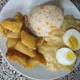 Ají de gallina con arroz y yuca frita