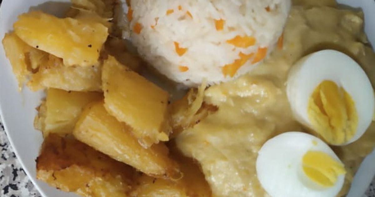 Ají de gallina con arroz y yuca frita