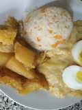 Ají de gallina con arroz y yuca frita