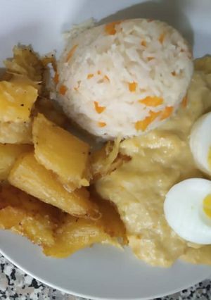 Una foto de Ají de gallina con arroz y yuca frita
