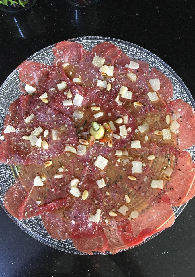 Una foto de Carpaccio  de ternera