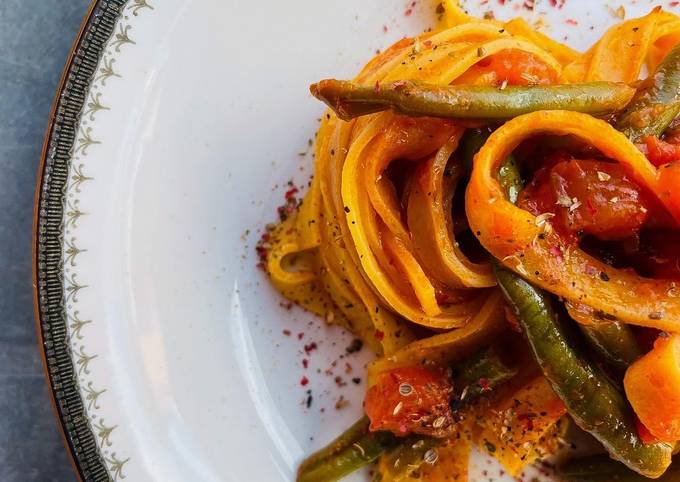 Ricetta di Qualsiasi notte della settimana Tagliatelle ai fagiolini e pomodori