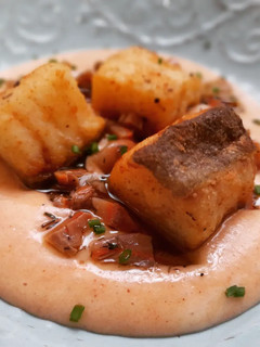 Una foto de Bacalao a la andaluza con cremoso de revolconas y rovellons