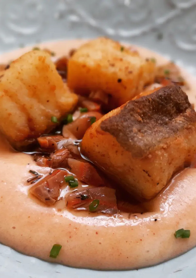 Una foto de Bacalao a la andaluza con cremoso de revolconas y rovellons