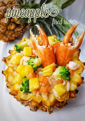 Hình của món Cơm chiên trái thơm.