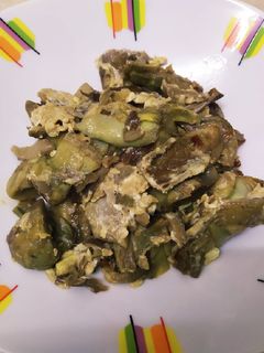 Una foto de Revuelto de alcachofas y setas de cardo