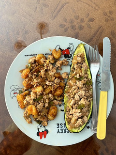 Una foto de Calabacín relleno con guarnición 🥒🥗