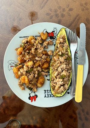 Una foto de Calabacín relleno con guarnición 🥒🥗