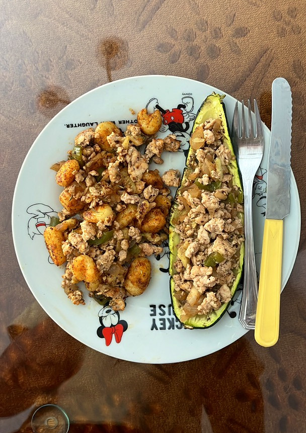 Una foto de Calabacín relleno con guarnición 🥒🥗