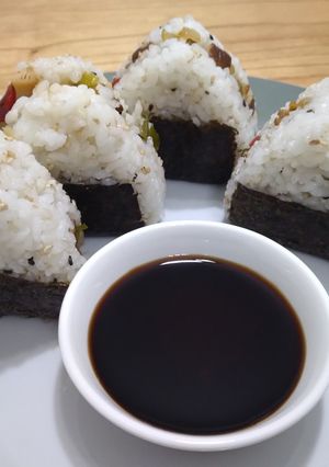 Una foto de Onigiris vegetarianos