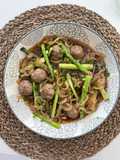 Albóndigas en freidora de aire con fideos konjac
