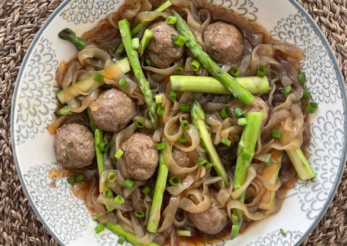 Albóndigas en freidora de aire con fideos konjac