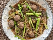 Una foto de guiso de fideos con ternera