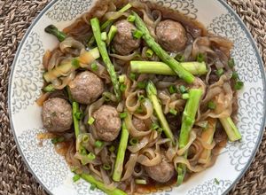 Una foto de Albóndigas en freidora de aire con fideos konjac