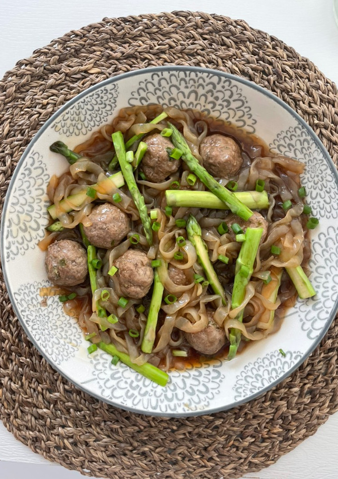 Una foto de Albóndigas en freidora de aire con fideos konjac