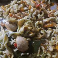 Una foto de Cintas de acelga con salsa de pollo