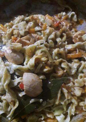 Una foto de Cintas de acelga con salsa de pollo